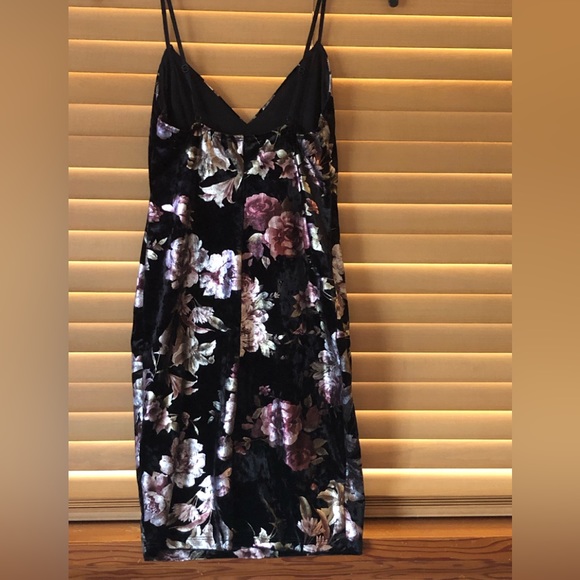 GUESS NWOT Gorgeous Black Velvet Shiny Floral Design mini dress. Size X-Small - Picture 8 of 9